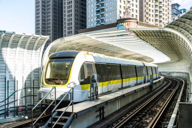 New Taipei City, Tayvan - 21 Kasım 2023: New Taipei City, Tayvan 'da Circular Line (Sarı Hat) metrosunda seyahat eden bir tren, sürücüsüz teknolojiye sahip metro.