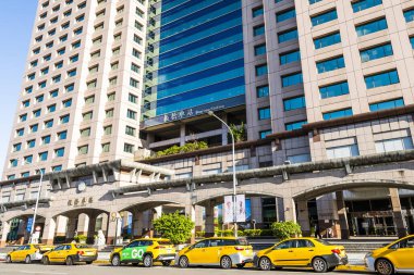 New Taipei City, Tayvan... 22 Kasım 2023: New Taipei City, Tayvan 'daki Banqiao istasyonunun manzarası. Tayvan Yüksek Hız Treni, Tayvan Demiryolları Yönetimi ve Taipei MRT hizmet vermektedir..