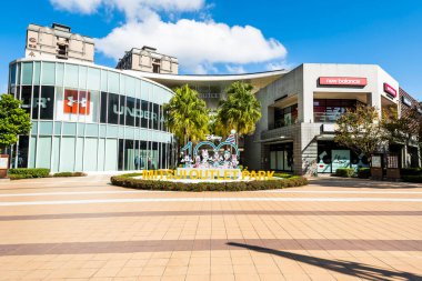 New Taipei City, Tayvan... 21 Kasım 2023: New Taipei City, Tayvan 'daki Mitsui Outlet Park Linkou' nun alçak açılı görüntüsü. Mitsui Fudosan 'ın üçüncü deniz aşırı üssü..