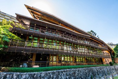 Taipei, Tayvan - 22 Kasım 2023: Tayvan 'daki Taipei Halk Kütüphanesi Beitou Şubesi çevre dostu yeşil bir binadır..