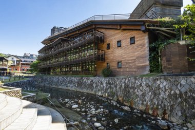 Taipei, Tayvan - 22 Kasım 2023: Tayvan 'daki Taipei Halk Kütüphanesi Beitou Şubesi çevre dostu yeşil bir binadır..