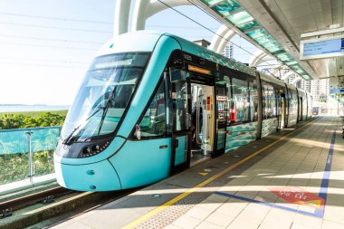 New Taipei City, Tayvan 22 Kasım 2023: New Taipei, Tayvan 'daki Honasnuii istasyonunda Danhai hafif demiryolu transit (LRT) treninin görüntüsü. Kuzey Tayvan 'daki ilk hafif demiryolu taşımacısıdır..