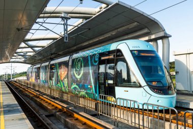 New Taipei City, Tayvan - 22 Kasım 2023: Danhai Hafif Demiryolu Transit (LRT) treni New Taipei City, Tayvan 'daki Tamkang Üniversitesi İstasyonu' nda durur..