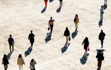 Taipei, Tayvan... 23 Kasım 2023: Taipei City, Tayvan 'da çalışmak için acele eden insanlar.