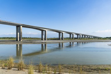 Kaohsiung City, Tayvan 'daki Kaoping Nehri' nin karşısındaki Ulusal Otoyol 3 'ün yükseltilmiş bölümü..