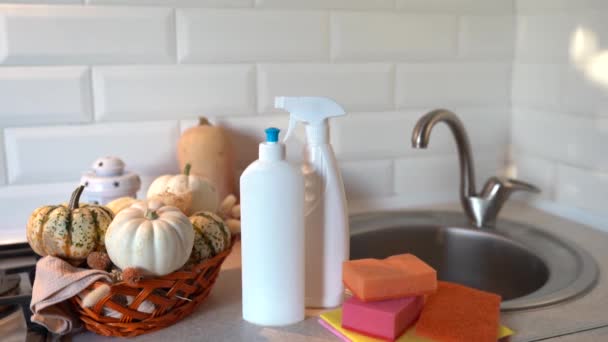 Mesa Outono Com Detergentes Prato Lavar Louça Líquido Esponjas Abóboras — Vídeo de Stock