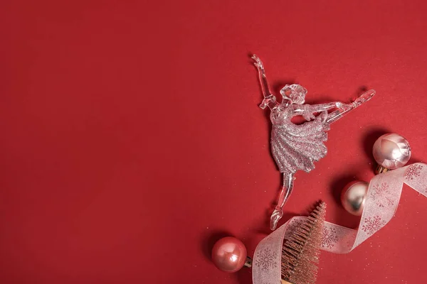 Украшение Рождество Маленькая Фигурка Балерины Розовыми Шариками Красном Фоне Открытка — стоковое фото