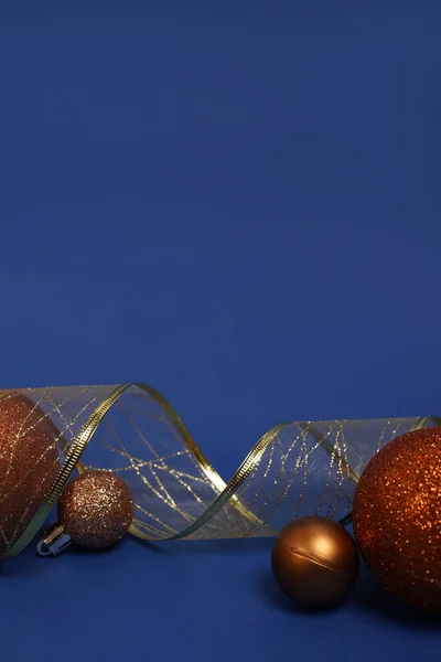 コピースペースと青の背景にクリスマスの黄金の装飾 トップビュー 垂直Xmasバナーモックアップ — ストック写真