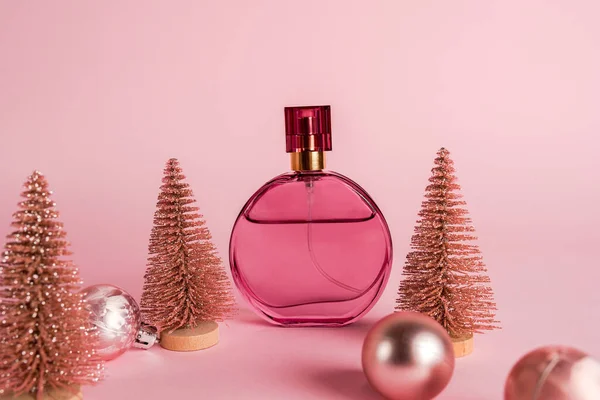 Świąteczny Skład Butelką Perfum Różowym Tle — Zdjęcie stockowe