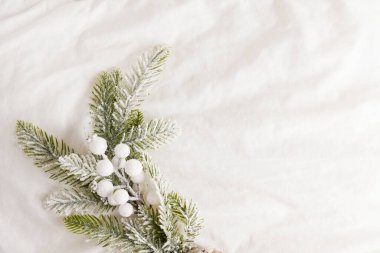 Noel dalı olan beyaz yatak arkaplanı, kopyalama alanı