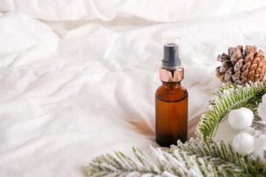 Kozmetik ürün yağı ya da dekorasyonlu beyaz yatak arka planında yüz serumu. Kış cilt bakımı