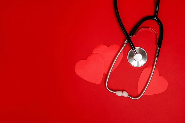 Inimile Roșii Stetoscop Fundal Roșu Sănătatea Inimii Conceptul Asigurare Sănătate — Fotografie, imagine de stoc