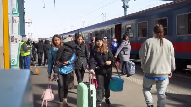 Budapest Hungary March 2022 Ukrainian Refugees Ukraine Arrived Railway Station — Stock Video