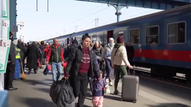 Budapest Hungary March 2022 Ukrainian Refugees Ukraine Arrived Railway Station — Stockvideo