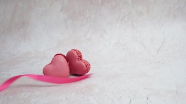 Sevgililer Günü şeklinde kurabiyeler ve mor bir arka planda mor saten kurdele. Aşk konsepti. Üst Manzara. Boşluğu kopyala.