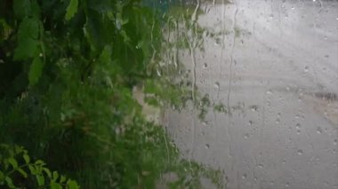 Yağmur günleri, pencere yüzeyine yağan sağanak yağmurlar