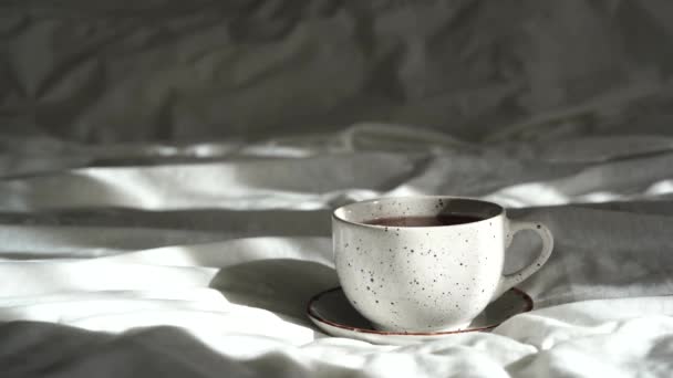 睡在舒适的床上 早上有一杯茶和一些花郁金香 卧室里有太阳光 — 图库视频影像