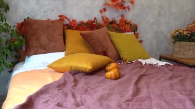 Büyük rahat yataklı ve sonbahar dekorlu şık bir oda.