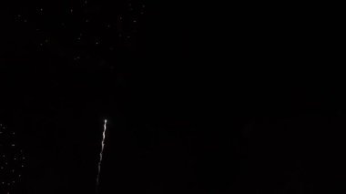 Gece Arkaplanı 'nda güzel renkli havai fişekler parlıyor. Festival, yıldönümü, kutlama, parti, yeni yıl