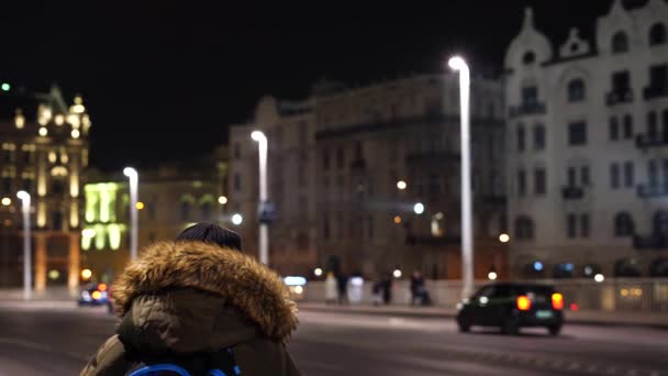 Mężczyzna Stoi Nocy Przystanku Autobusowym Niewyraźne Tło Miasta Nocy — Wideo stockowe