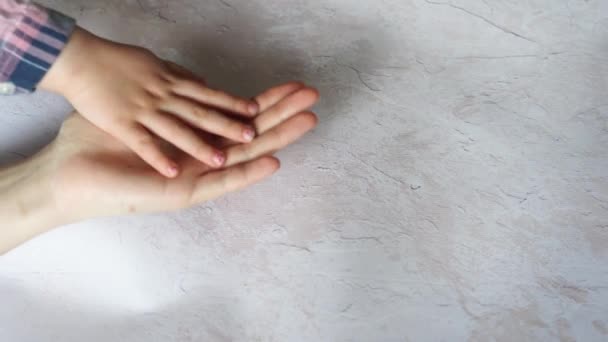 Kind Und Mutter Hände Auf Hellem Hintergrund — Stockvideo