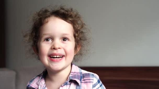 Зблизька Портрет Щасливої Маленької Дівчинки Ється Посмішкою Хлопчик Сміється Вдома — стокове відео