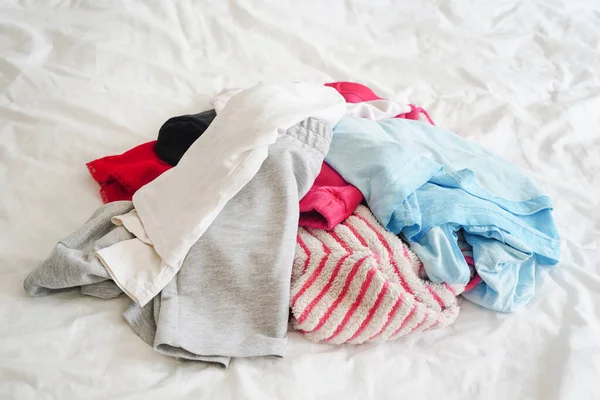 Bałagan Kolorowe Ubrania Białym Tle Łóżka Domu — Zdjęcie stockowe
