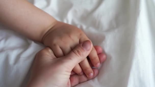Main Mère Caressant Main Enfant Sur Fond Lit Blanc Relation — Video