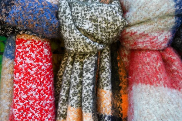 Bufandas Calientes Colores Tienda —  Fotos de Stock