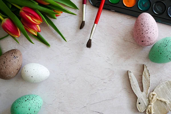Veelkleurige Pasen Beschilderde Handgemaakte Eieren Rode Tulpen Verf Penselen Feestelijke — Stockfoto