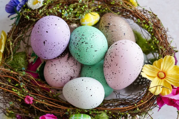 Gelukkig Pasen Concept Voorbereiding Van Vakantie Kleurrijke Versierde Paaseieren Nest — Stockfoto