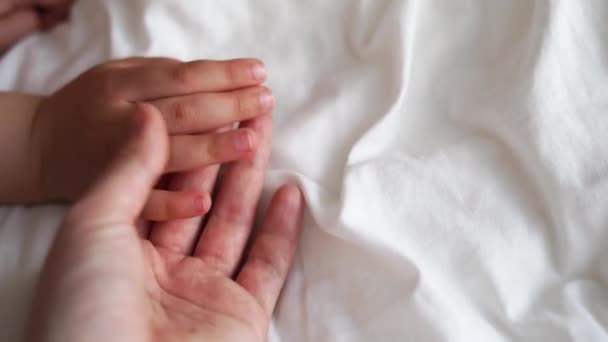 Lapsen Äidin Kädet Valkoisella Sängyllä Taustalla — kuvapankkivideo