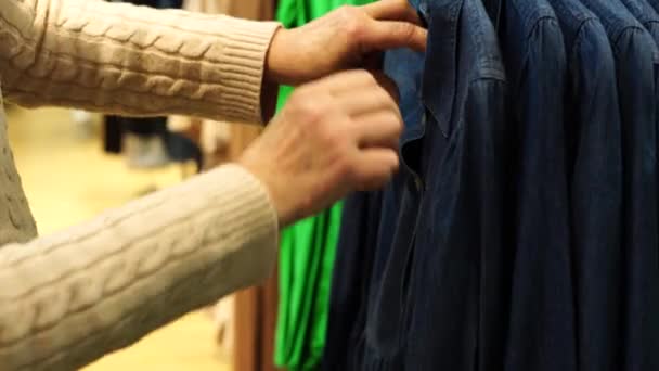 Mağazada Kıyafet Seçen Bir Kadın Kadın Alışverişi Eller Yukarı — Stok video