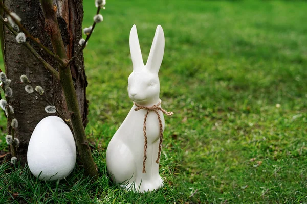 Velikonoční Zajíček Vejce Vrbovou Větví Zeleném Přírodním Pozadí Velikonoční Přáníčko — Stock fotografie