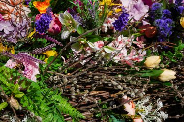 Yapay çiçek soyut arkaplan, ilkbahar Paskalya kutlaması, yakın plan renkler çeşitli çiçekler.