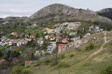 Dağlarda güzel evler ve mülkler