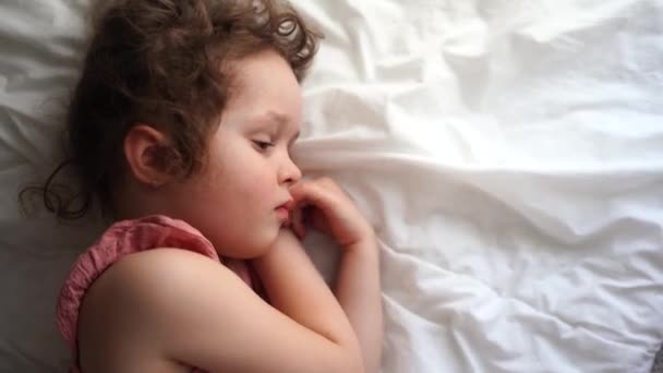 Carino Bambina Che Dorme Sul Letto Bianco Casa — Video Stock