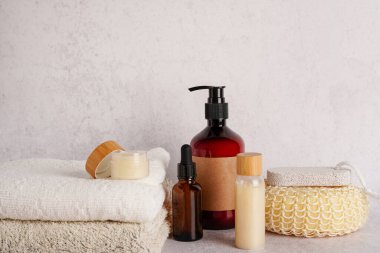 Kozmetik SPA modelleme, vücut bakımı ürünleri, bez ve havlular hafif beton arka plan, doğal eko kozmetik