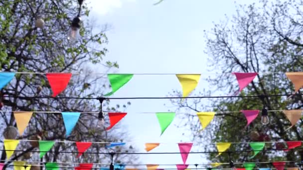 Kleurrijke Papieren Vlaggen Straat Stad Vakantie — Stockvideo