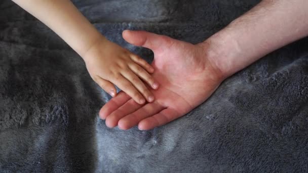 Ręce Dziecka Ojca Szarym Tle Rodzina Koncepcja Wsparcia — Wideo stockowe