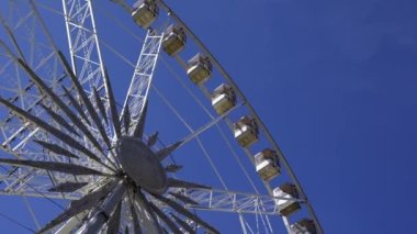 dönme dolap üzerinde mavi gökyüzü arka plan