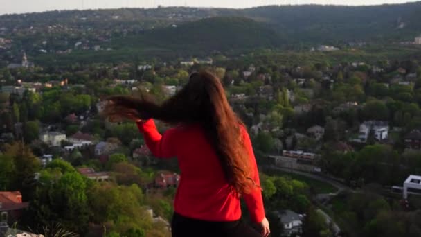 Белая Девушка Красной Ткани Длинными Волосами Смотрящая Живописный Вид Вершины — стоковое видео