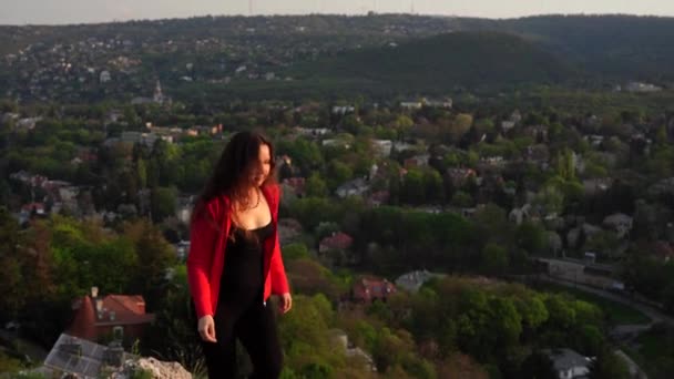 Кавказская Девушка Красной Ткани Идущая Вершина Горы Прекрасным Видом — стоковое видео