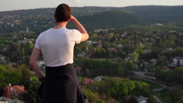 Человек Пойти Поход Посмотреть Красивый Вид Закат Горе — стоковое видео