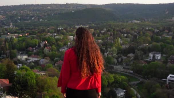 Молодая Женщина Красной Ткани Длинные Волосы Стоящие Вершине Горы Поднимает — стоковое видео