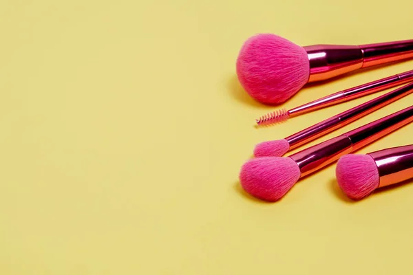 Spazzole Cosmetiche Fondo Giallo Set Pennelli Trucco Rosa — Foto Stock