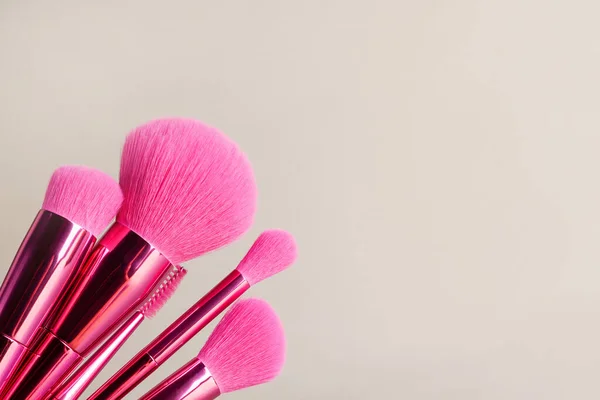 Spazzole Cosmetiche Sfondo Grigio Set Pennelli Trucco Rosa — Foto Stock