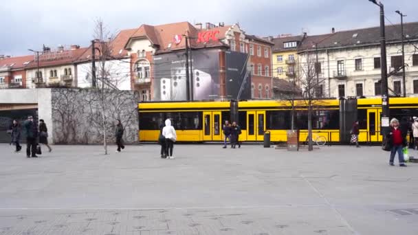 Будапест Хангария Марта 2023 Общественные Трамваи Люди Площади Шелл Калман — стоковое видео