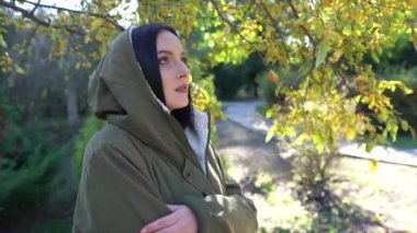 Açık hava atmosferik yaşam tarzı genç ve güzel bir bayanın video portresi. Sıcak sonbahar