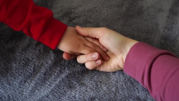 Дитина Мати Руки Червоному Одязі Ліжку Сірий Фон Сім Концепція — стокове відео
